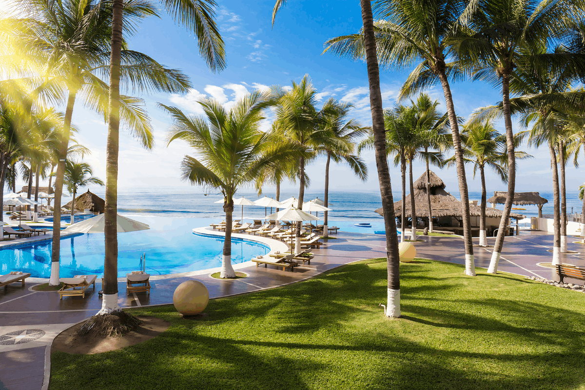 Resort frente al mar con palmeras en Krystal Grand Nuevo Vallarta.